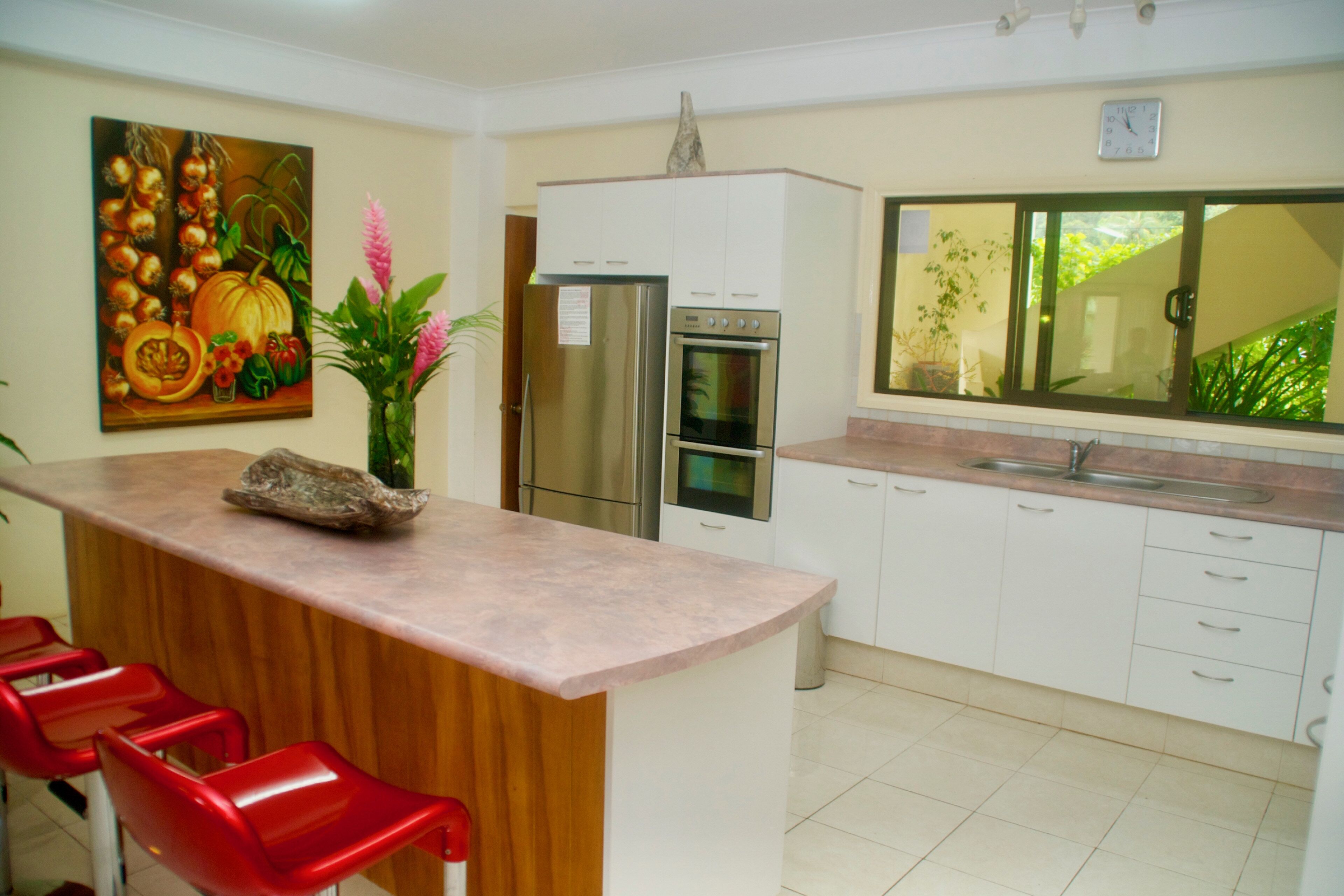 Réfrigérateur, micro-ondes, four, cafetière/bouilloire