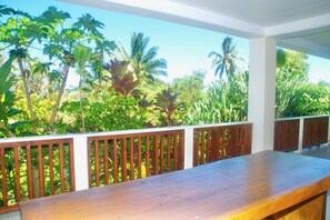 Outdoor dining - Matahere's Downstairs Muri (Muri Beach)
