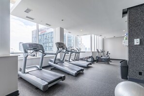 Gym - Simply Comfort, Stylish Downtown Apartment (Toronto)