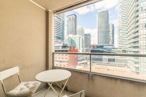 Balcony - Simply Comfort, Stylish Downtown Apartment (Toronto)