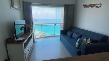 Smart TV, tavolo da calcetto, tavolo da ping pong, libri