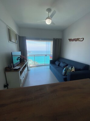 Téléviseur connecté, table de baby-foot, table de ping-pong, livres