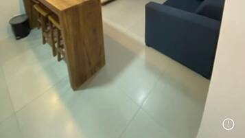 Smart TV, pebolim, mesa de pingue-pongue, livros