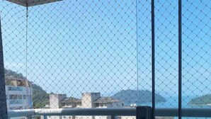 Un balcón con vista a una piscina y edificios.