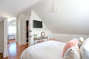 Deluxe Suite | Premium bedding, Select Comfort beds, minibar, individually decorated