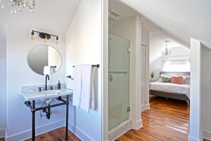 Deluxe Suite | Bathroom | Shower, hydromassage showerhead, free toiletries, hair dryer - The Nest Hudson (Hudson)