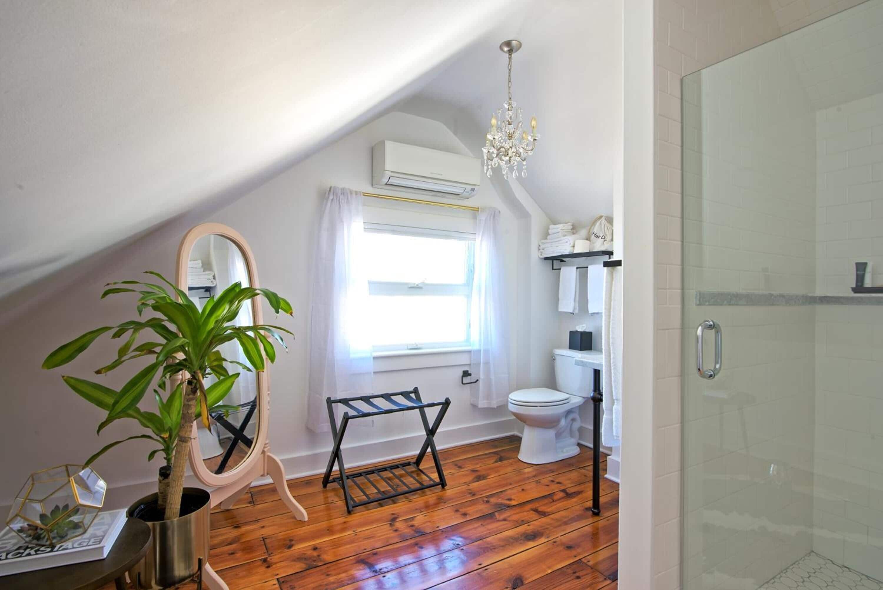 shower, hydromassage showerhead, free toiletries, hair dryer