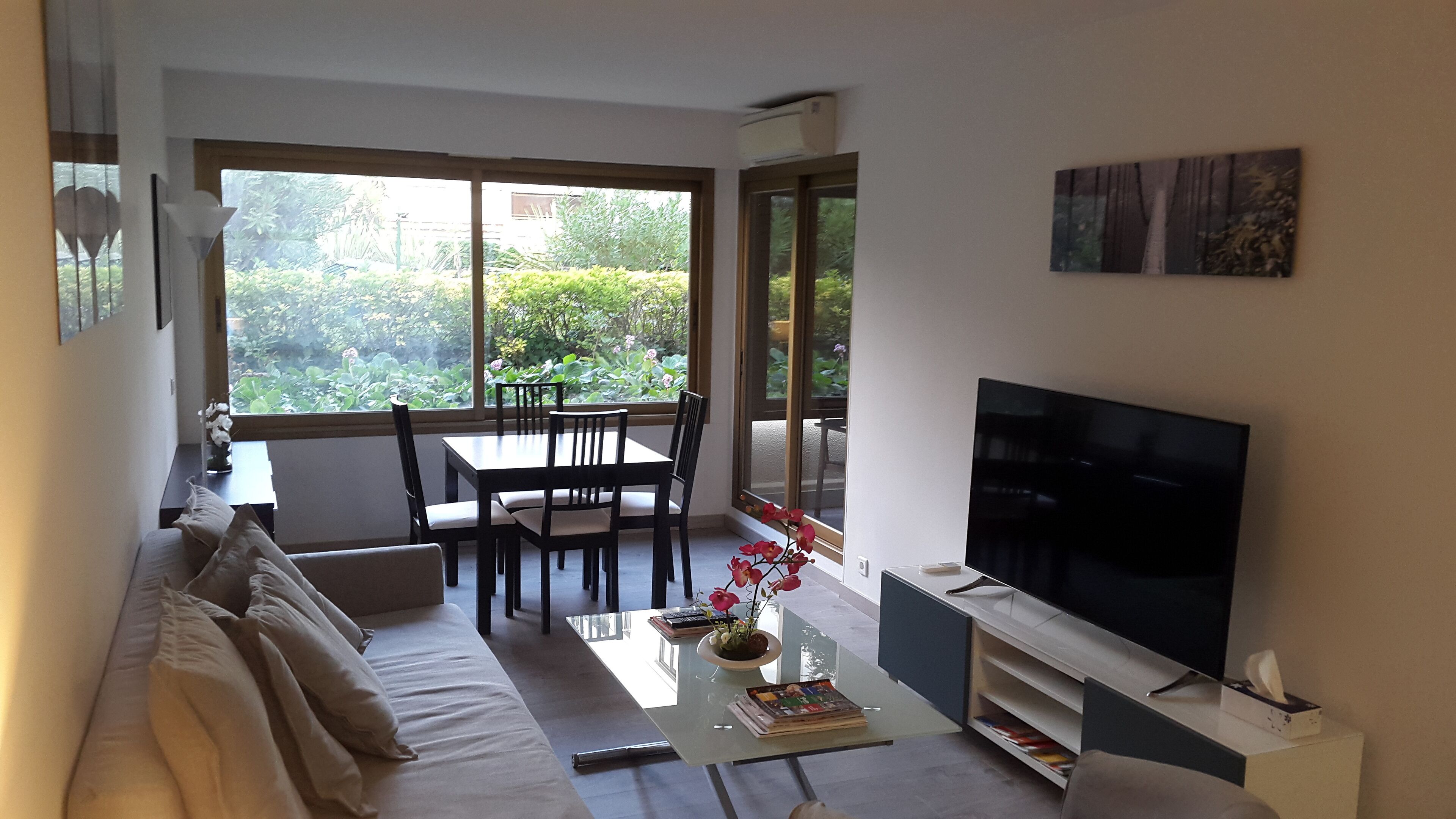Old Antibes near Marina, 1 Bdr apart. 50m2, 1st floor with A/C, WiFi, TV & Lift