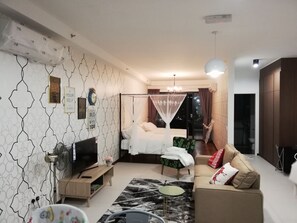 1 bedroom, iron/ironing board, internet, bed sheets - Seaview Landmark Studio Homestay at Gurney 无敌海景套房 (Seri Tanjung Pinang)