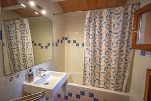 Douche, séchoir à cheveux, serviettes fournies, papier de toilette