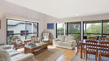 Una Smart TV, un reproductor de DVD, una mesa de tenis de mesa, libros