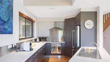 Frigorífico, microondas, horno y placa de cocina