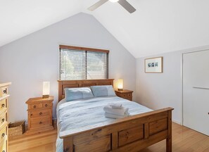 3 bedrooms, iron/ironing board, travel cot, free WiFi - Yabbarra Sands - Enjoy the beachside lifestyle. (Dalmeny)