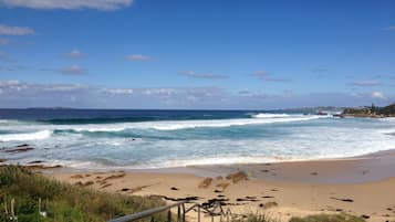 Ubicación cercana a la playa y tumbonas