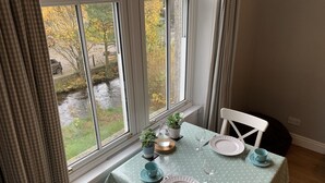 Mesa para dos con vistas a un río y árboles.