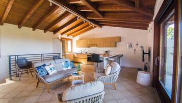 Fernseher, DVD-Player, Bücher, Stereoanlage