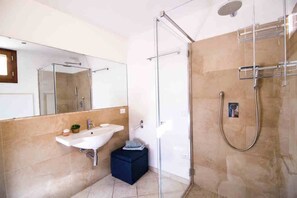 Hair dryer, towels, soap, toilet paper - Lovely Villa, Panoramic View, Garden, Swimming Pool, Near The Sea  (Quartu sant'elena)