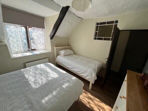 3 chambres, bureau, fer et planche à repasser, accès au Wi-Fi (inclus)