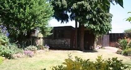 Cosy C17th pet-friendly Cottage: WIFI, Woodburner, Enclosed Garden & Parking