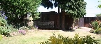 Cosy C17th pet-friendly Cottage: WIFI, Woodburner, Enclosed Garden & Parking