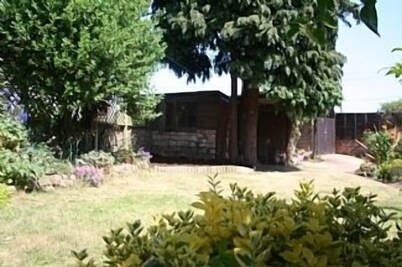 Cosy C17th pet-friendly Cottage: WIFI, Woodburner, Enclosed Garden & Parking