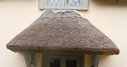 Cosy C17th pet-friendly Cottage: WIFI, Woodburner, Enclosed Garden & Parking