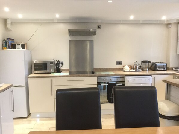 Frigorifero, microonde, forno, piano cottura