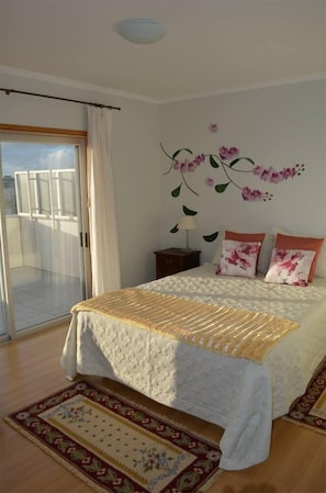 1 dormitorio, tabla de planchar con plancha, wifi y ropa de cama