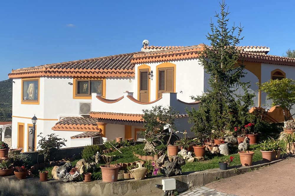 LARGE APARTMENT IN VILLA WITH SEA VIEW (12/13 BEDS)
