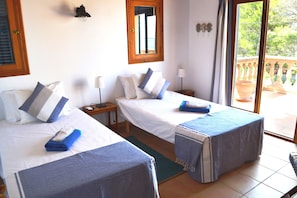 4 habitaciones, tabla de planchar con plancha y acceso a internet