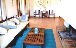 Televisión, chimenea, mesa de ping pong, estéreo