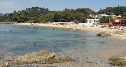 Superb sea view, sleeps 10, St Tropez peninsula.