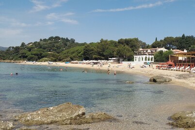 Superb sea view, sleeps 10, St Tropez peninsula.