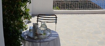 Villa i landsby med fantastisk havutsikt fra store solterrasser.