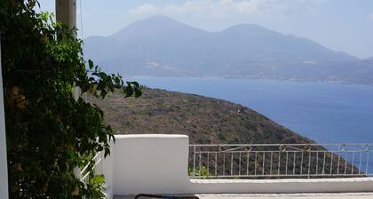 Huvila kylässä upealla merinäköalalla suurilta aurinkoterassilta.