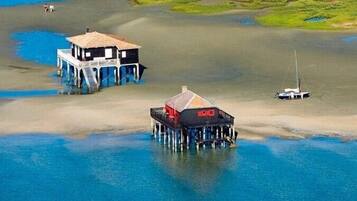 Plage à proximité, chaises longues
