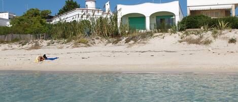 Sur la plage, chaise longue