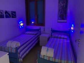 3 dormitorios, tabla de planchar con plancha, ropa de cama