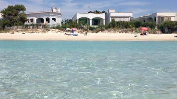 Na praia, espreguiçadeiras