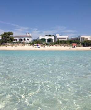 Ubicación a pie de playa y tumbonas