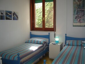 3 quartos, ferros/tábuas de passar roupa, roupa de cama