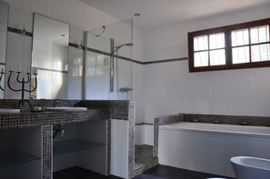 Ducha y bañera combinadas, secador de pelo, bidé y toallas