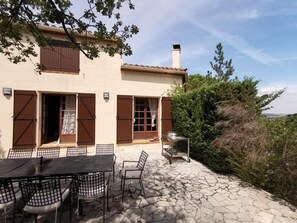 Outdoor dining - Stylish villa, 13m private pool, tranquil garden, close to village amenities (Maureillas)