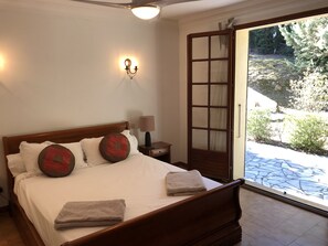 5 bedrooms, iron/ironing board, travel cot, WiFi - Stylish villa, 13m private pool, tranquil garden, close to village amenities (Maureillas)