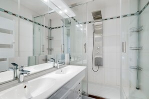 Een douche, toiletpapier
