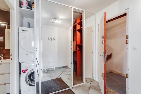 A laundry area with a Bosch washing machine, a drying rack, and a small ironing station. - Mountain type apartment 6-8 people at the foot of the slopes (Tignes)