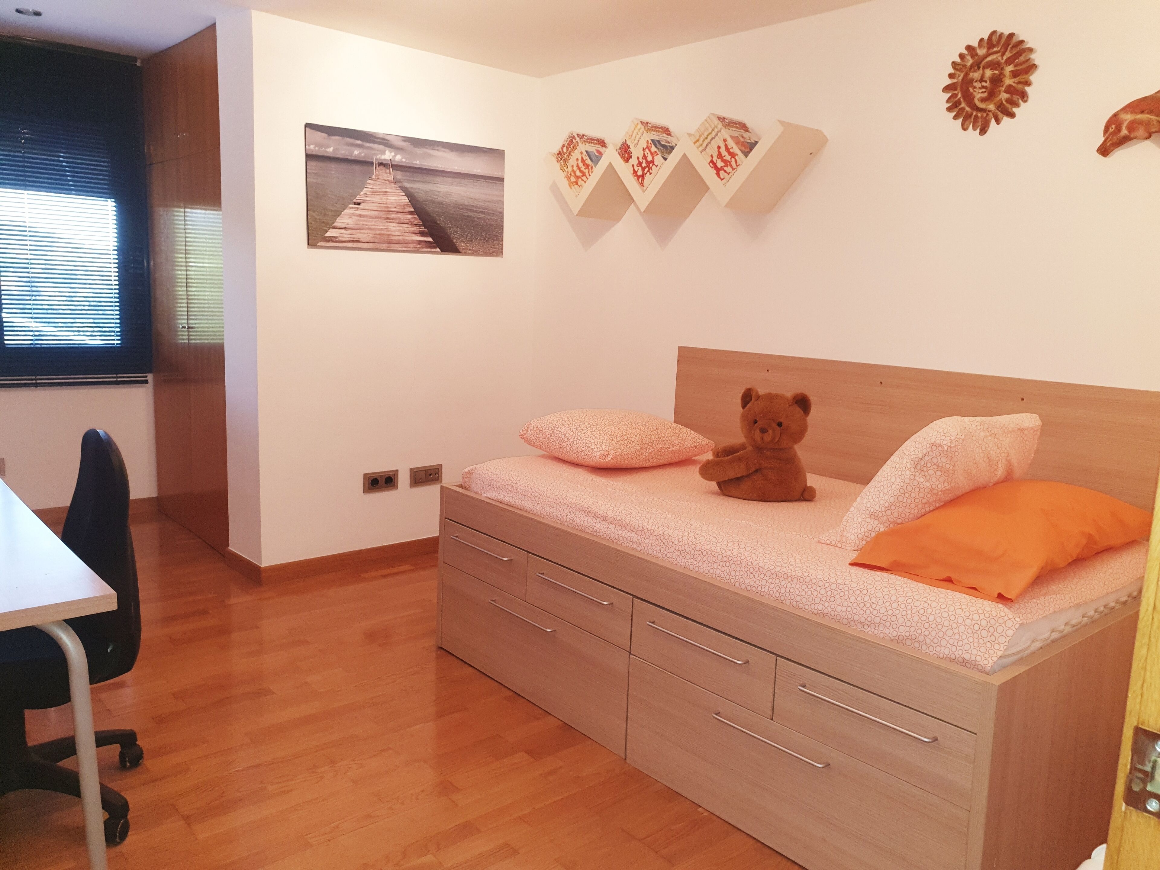 4 slaapkamers, een bureau, een strijkplank/strijkijzer, gratis wifi