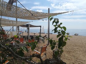 Ubicación cercana a la playa y tumbonas