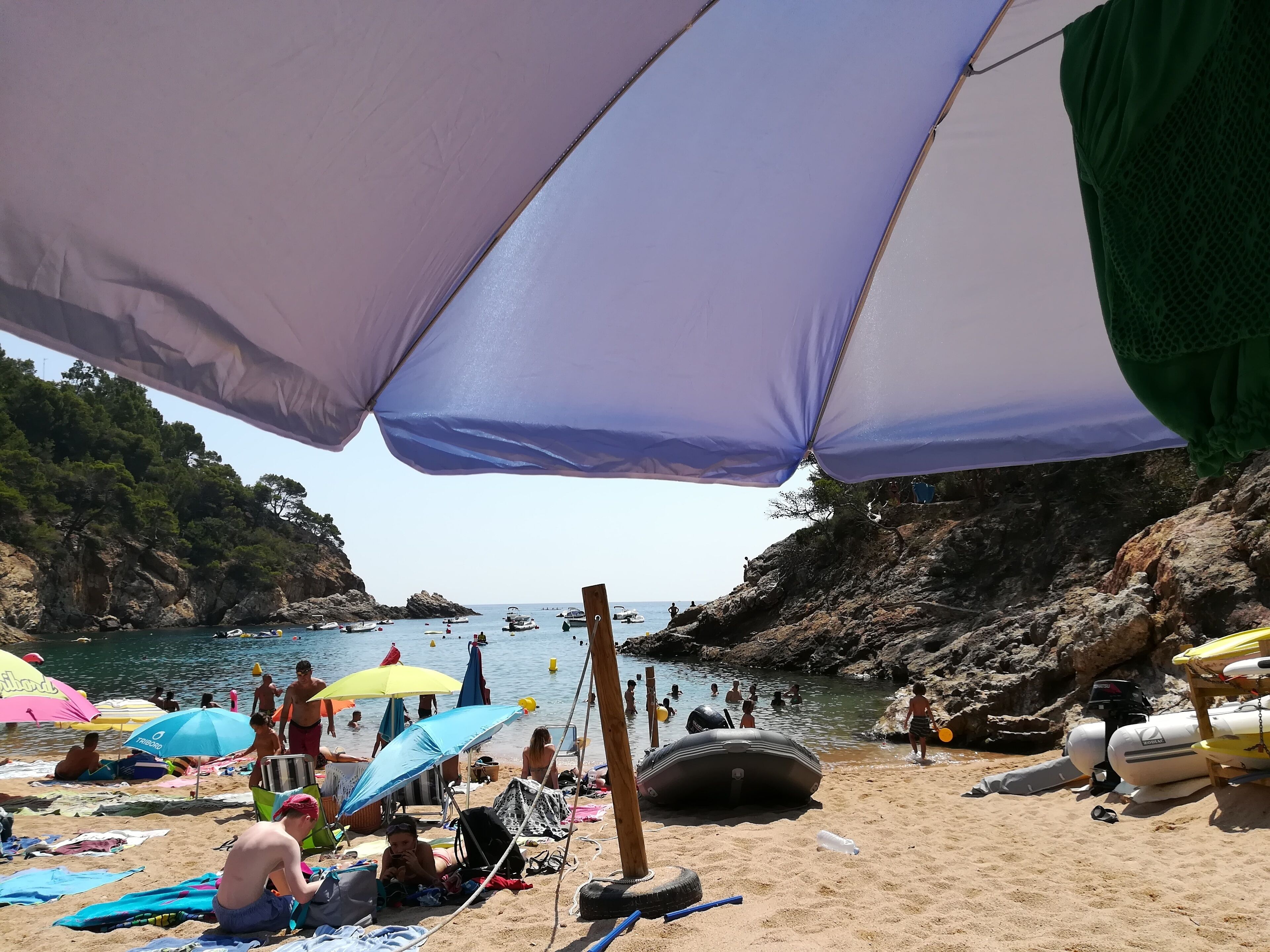 Ubicación cercana a la playa y tumbonas
