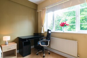 Interior - Perfect Location, 4 mins to Tube! Light, Spacious & Comfortable - Sleeps 6! (London)